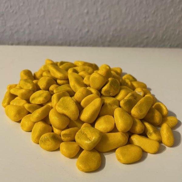 Gefärbte Dekosteine gelb